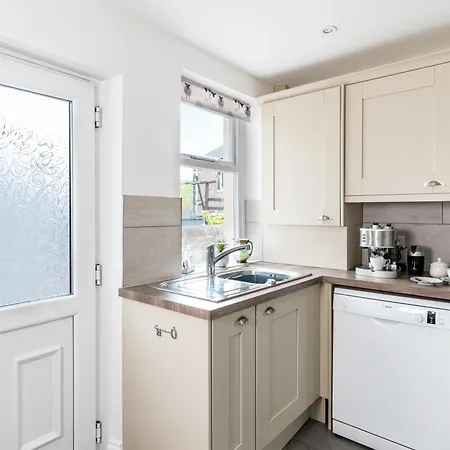 Belle Vue - - A Highly Rated From - On A Level Street