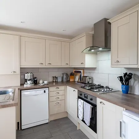Belle Vue - - A Highly Rated From - On A Level Street Holiday home